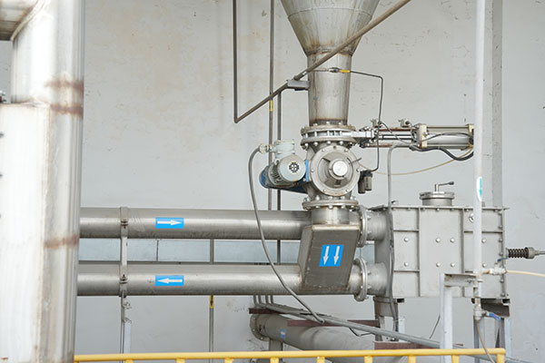 خزانات تخزين المواد الخام